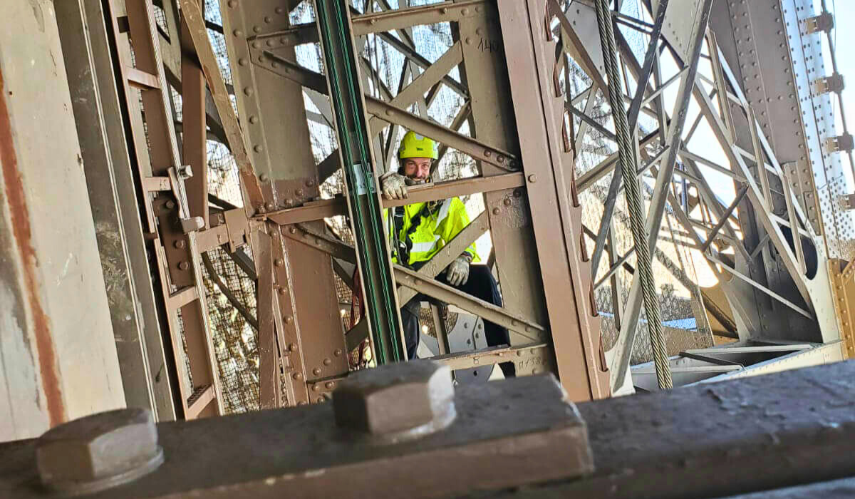 remise-en-peinture-des-poutres-en-hauteur-indispensable-pour-la-durabilite-de-vos-structures